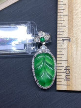 Load image into Gallery viewer, Jadeite Pendant Necklace